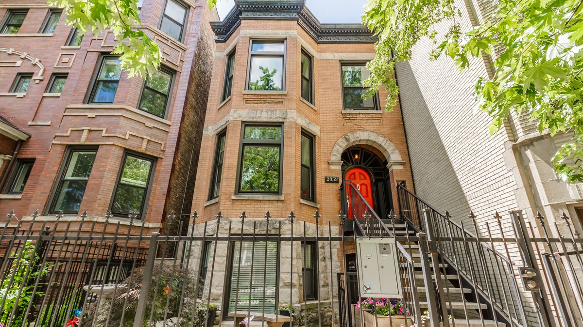2852 Albany Avenue, Chicago, IL 60618