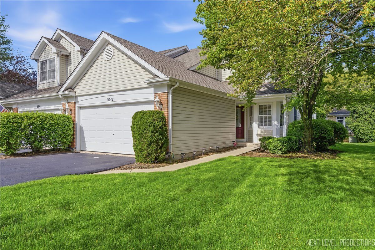 2012 WAVERLY Circle, St. Charles, IL 60174