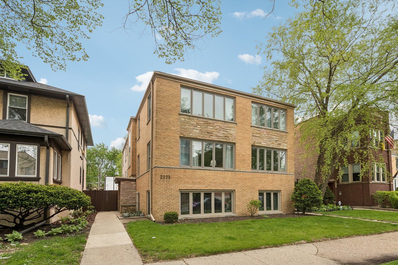 2225 W Touhy Avenue — Chicago, IL 60645