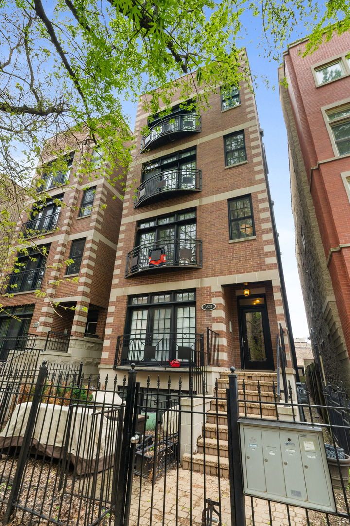 3535 N Reta Avenue #3 — Chicago, IL 60657