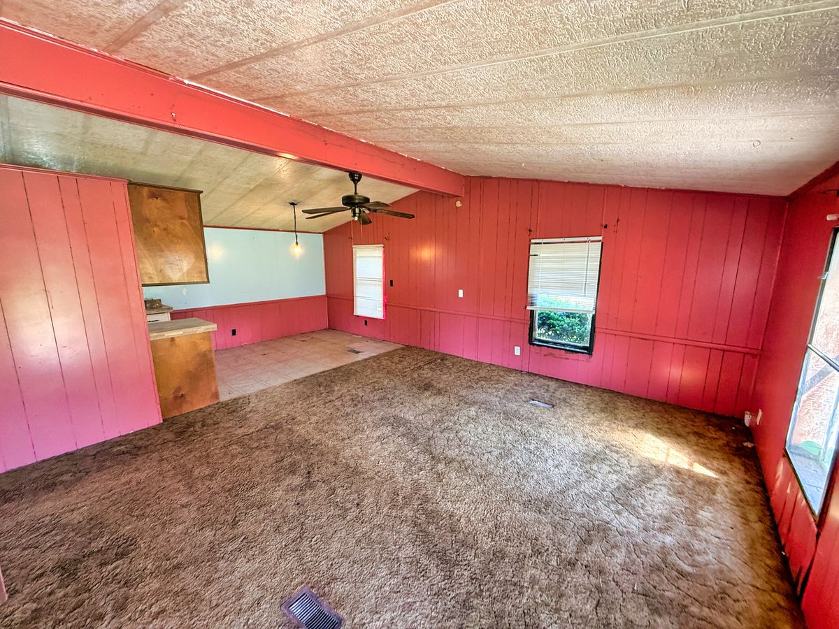 210 Park Avenue, Flora, IL 62839