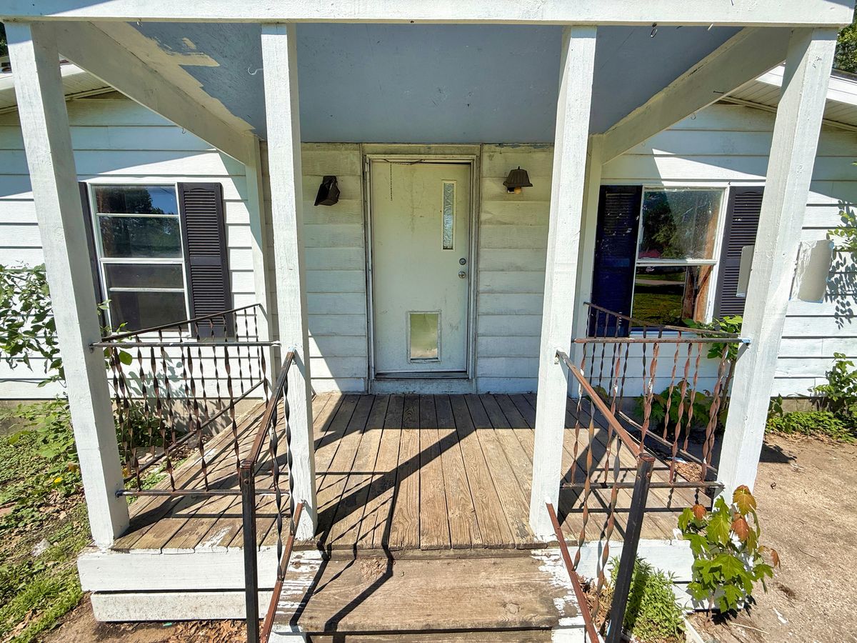 210 Park Avenue, Flora, IL 62839