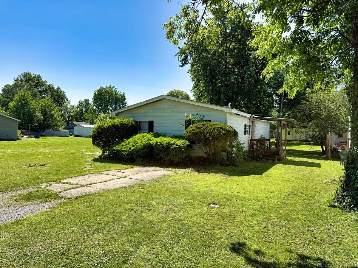 210 Park Avenue, Flora, IL 62839