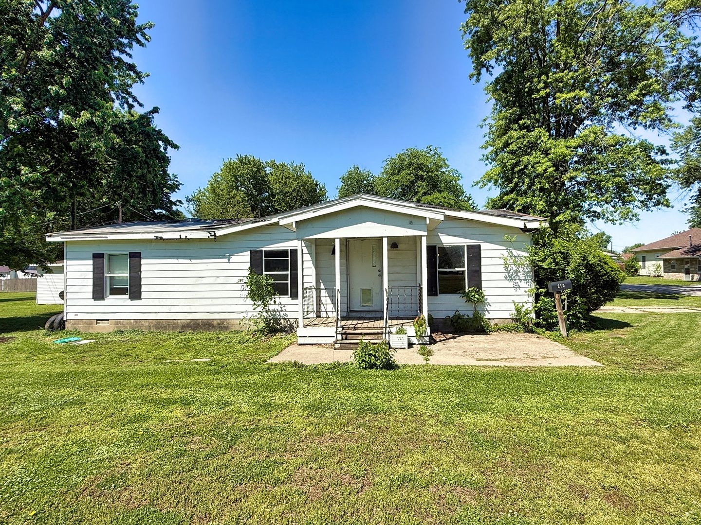 210 Park Avenue — Flora, IL 62839