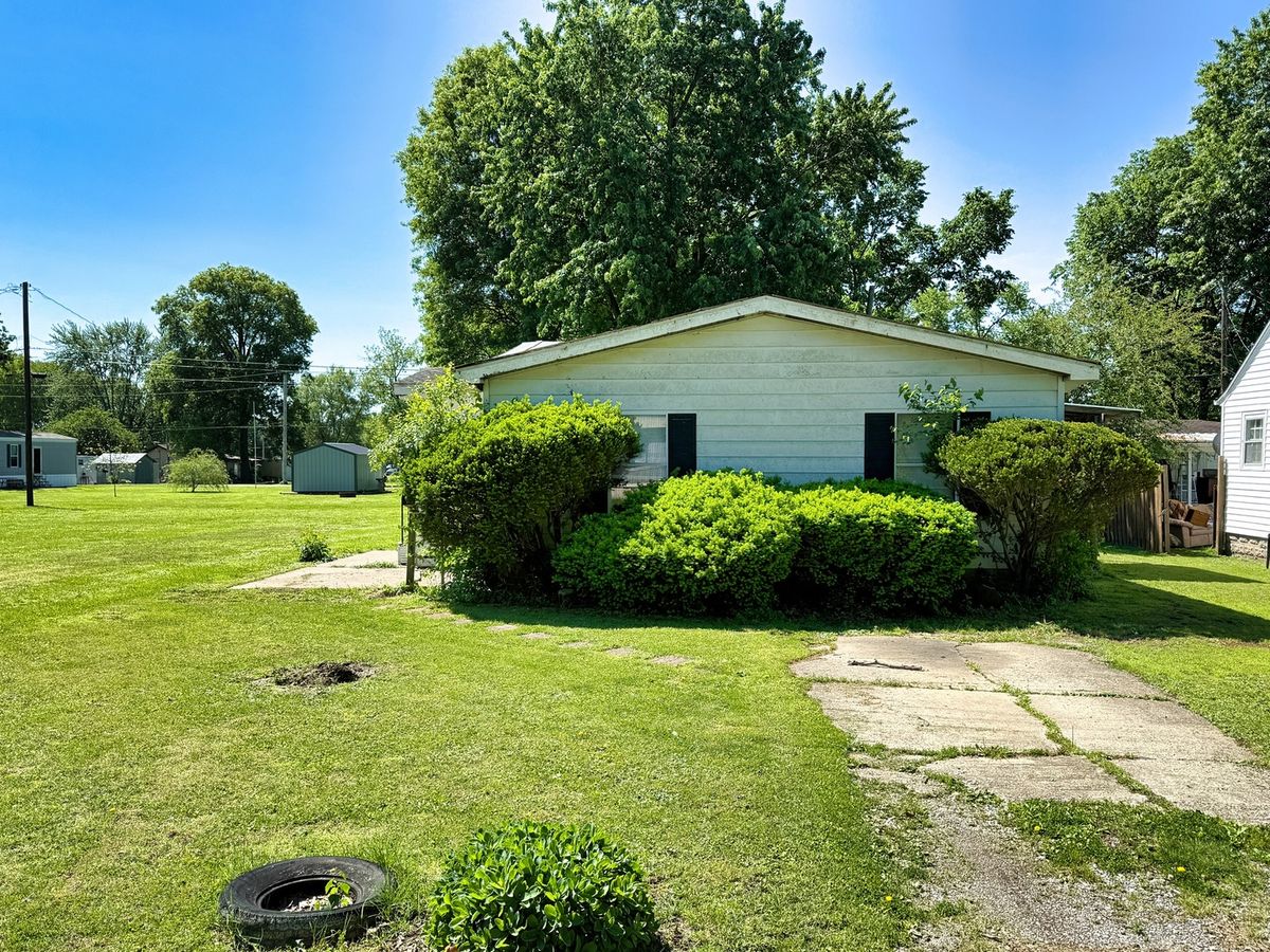 210 Park Avenue, Flora, IL 62839