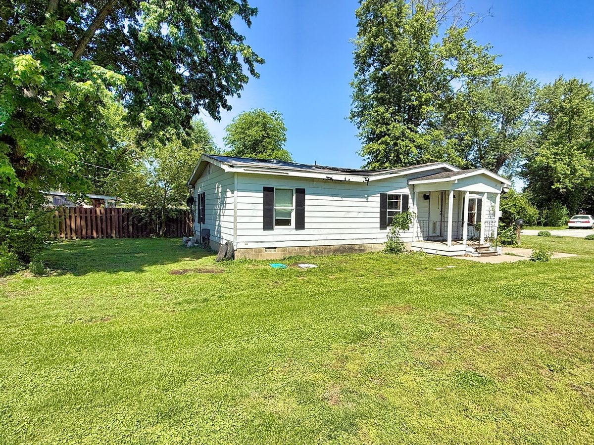 210 Park Avenue, Flora, IL 62839