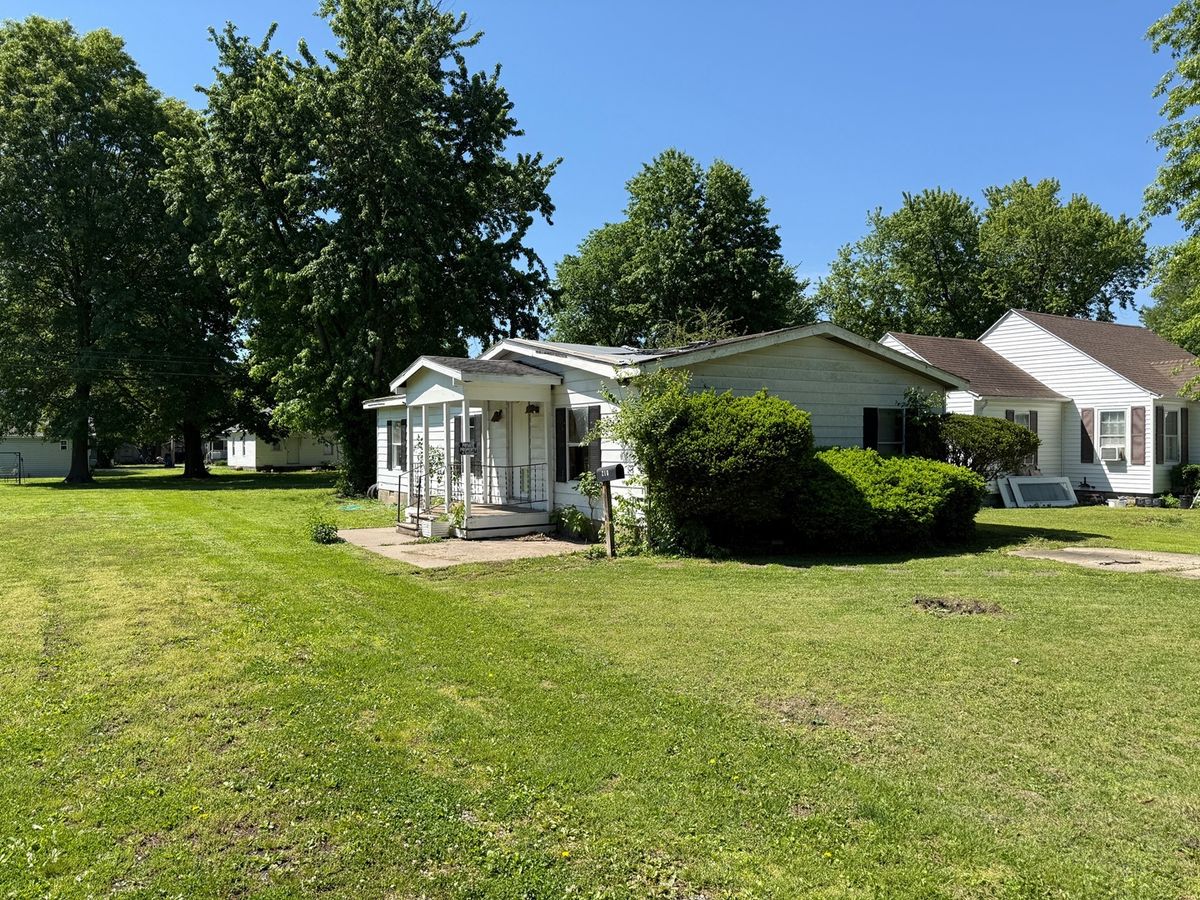 210 Park Avenue, Flora, IL 62839