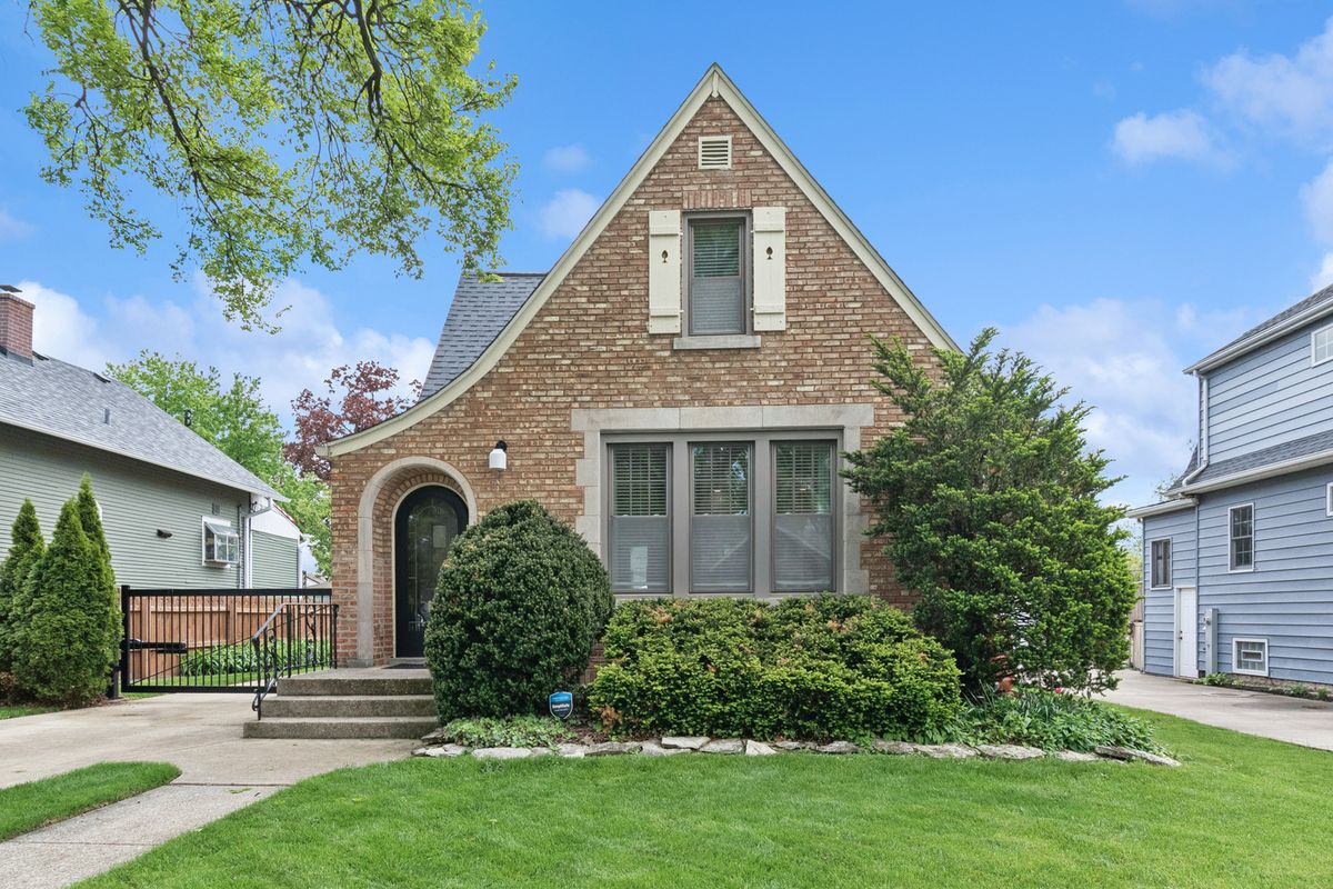 303 Willow Road, Elmhurst, IL 60126