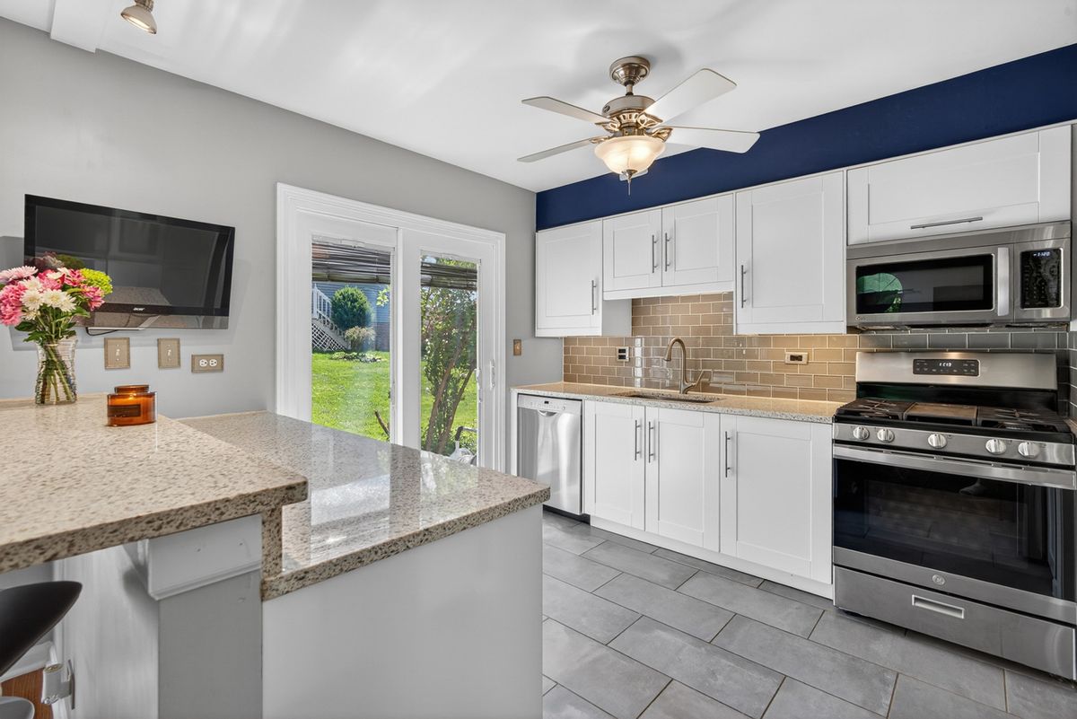 6401 Otto Place, Downers Grove, IL 60516