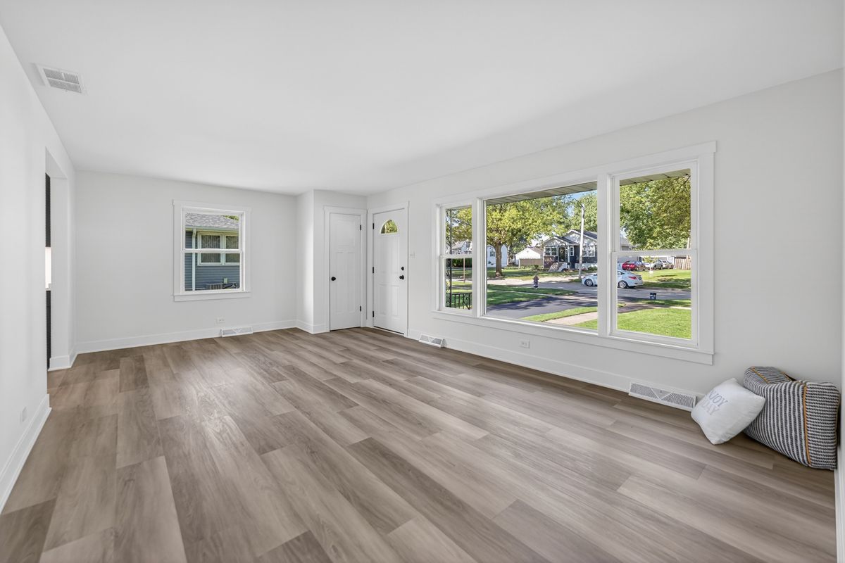 241 S Riverside Drive, Villa Park, IL 60181