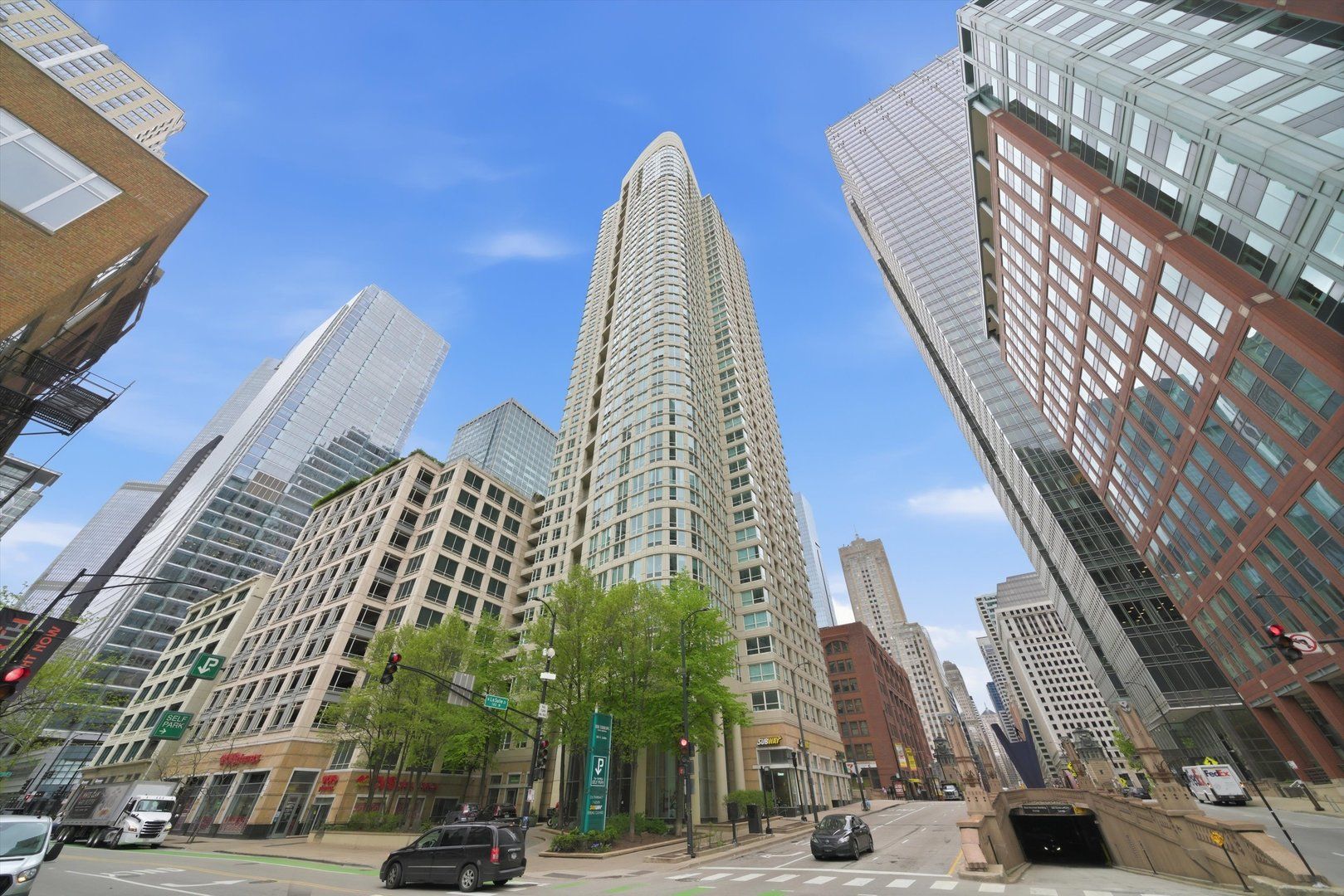 345 N La Salle Drive #401 — Chicago, IL 60654