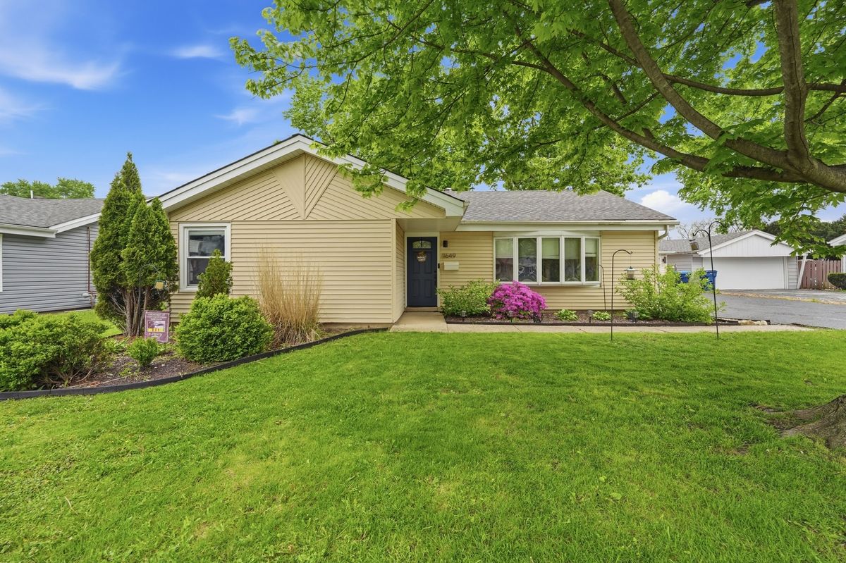 11649 S Nagle Avenue, Worth, IL 60482
