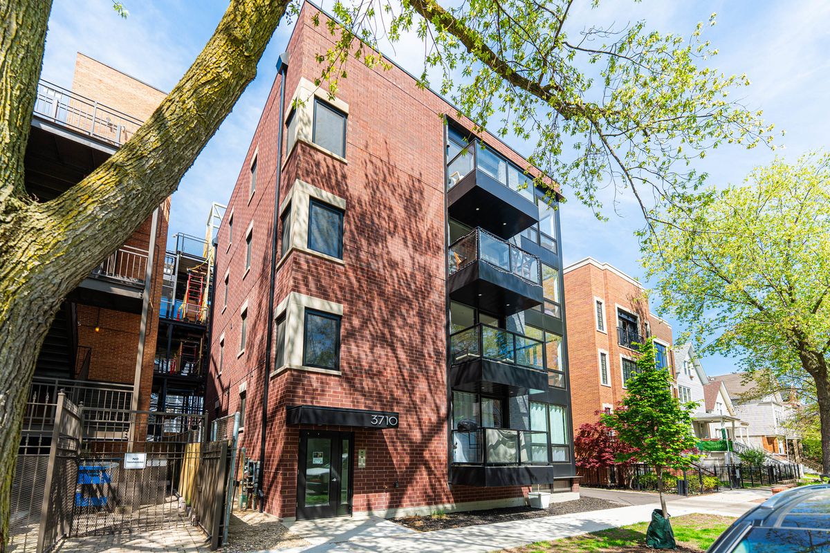 3710 Kenmore Avenue, Chicago, IL 60613