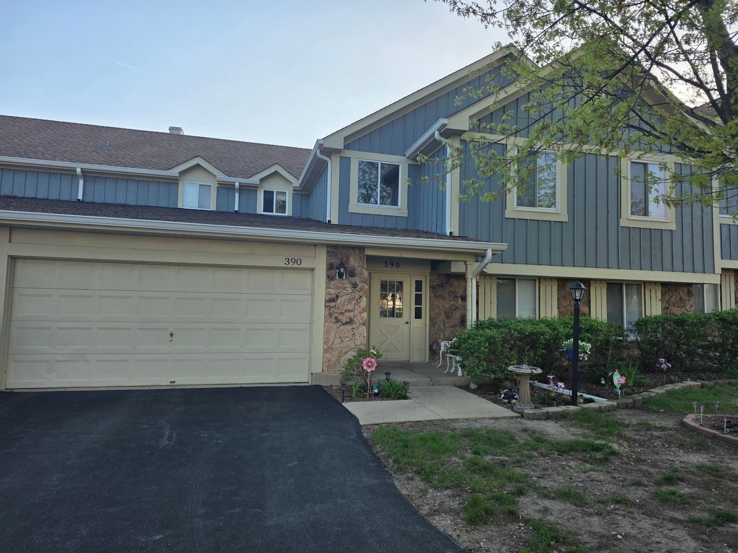 390 Springlake Lane #B — Aurora, IL 60504