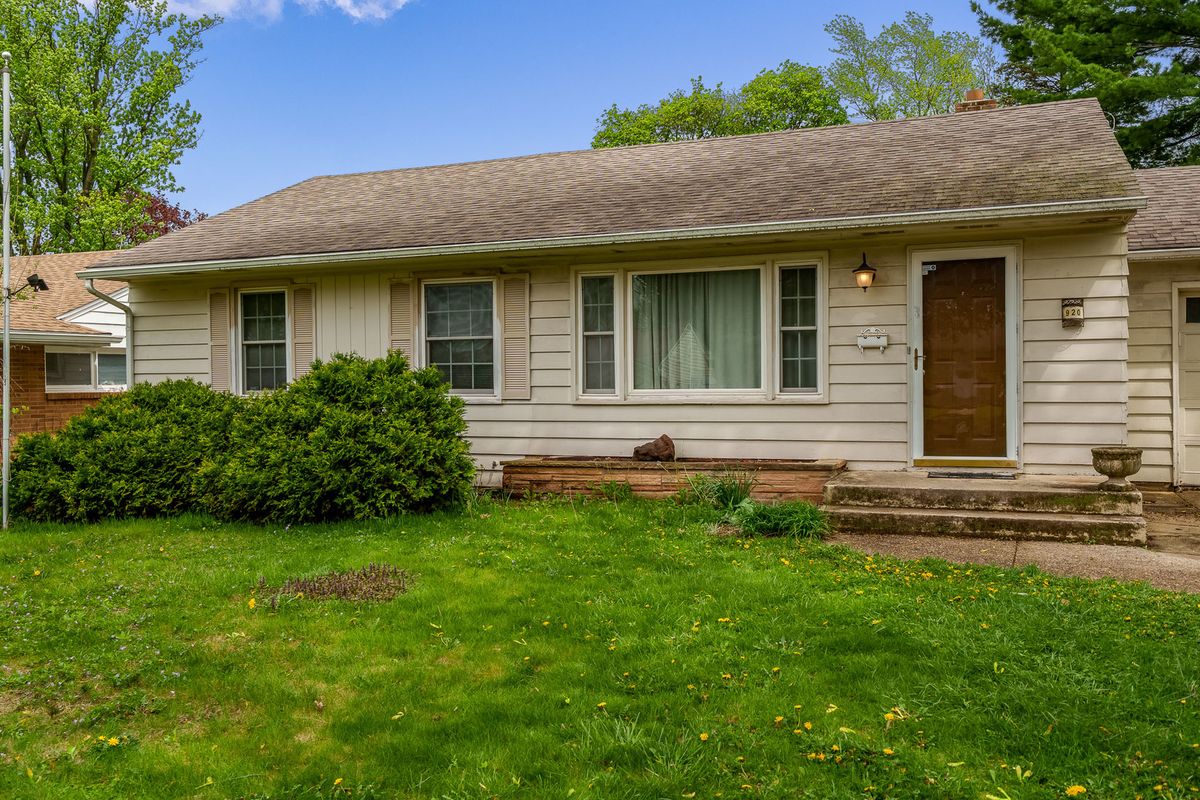 920 WOODLAND Drive, Rockford, IL 61108