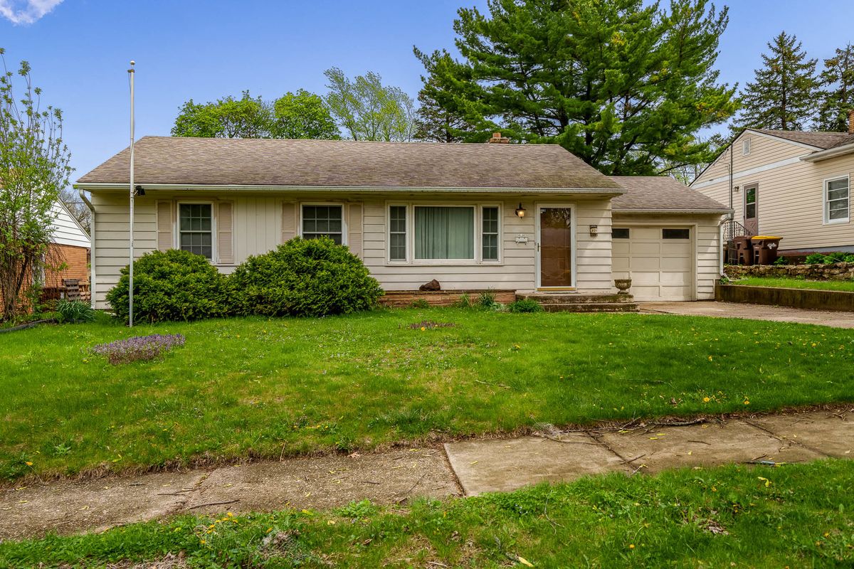 920 WOODLAND Drive, Rockford, IL 61108