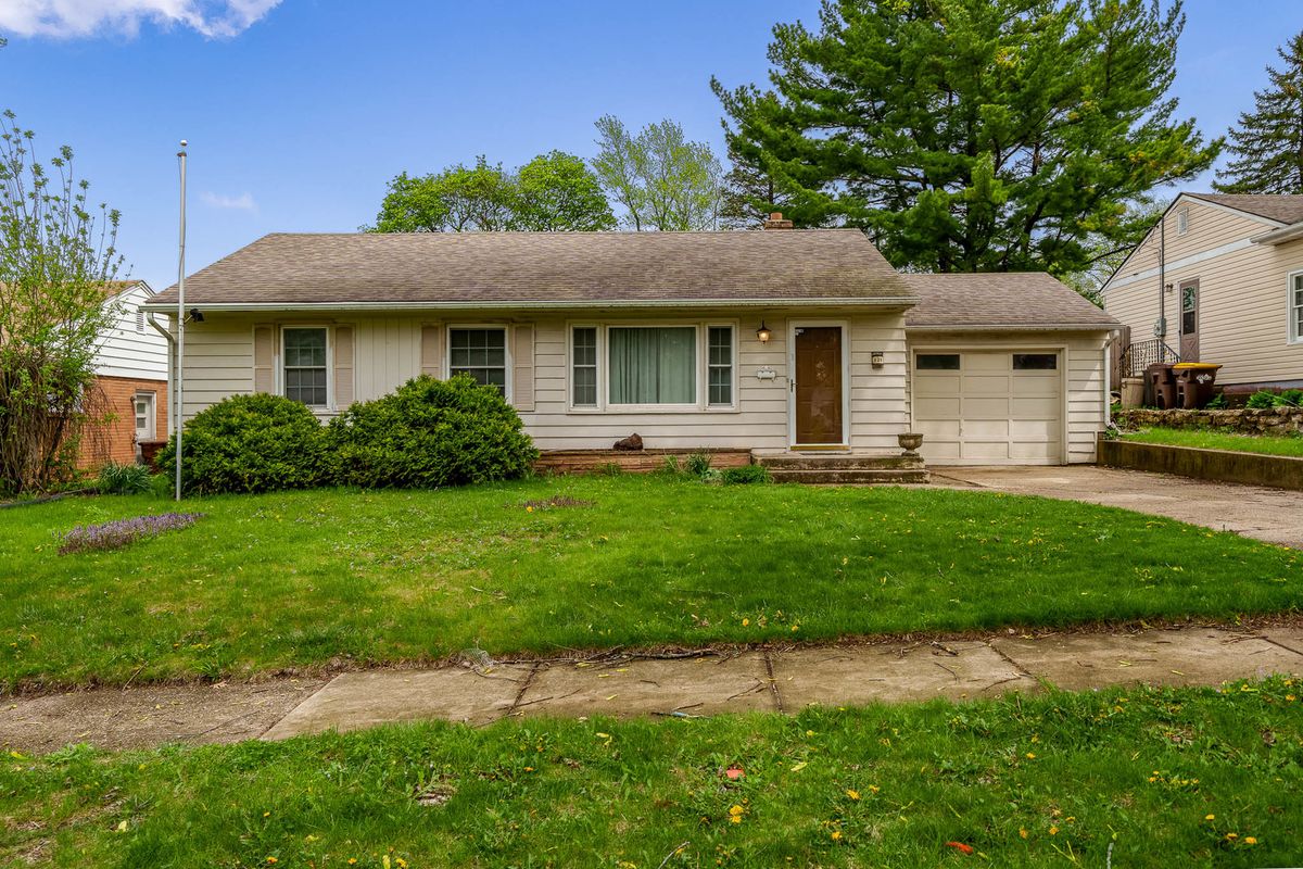 920 WOODLAND Drive, Rockford, IL 61108