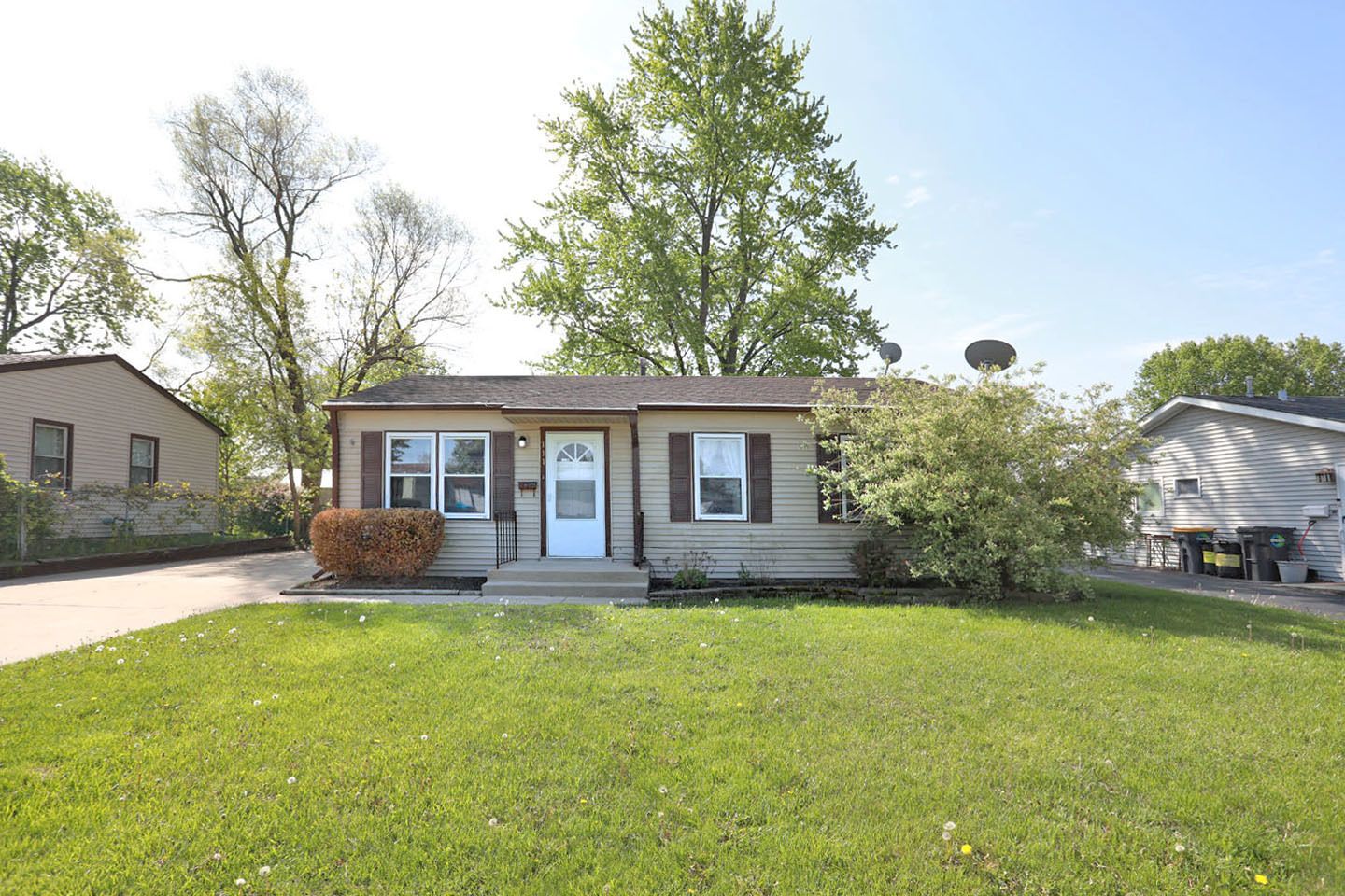 111 Elm Lane — Streamwood, IL 60107