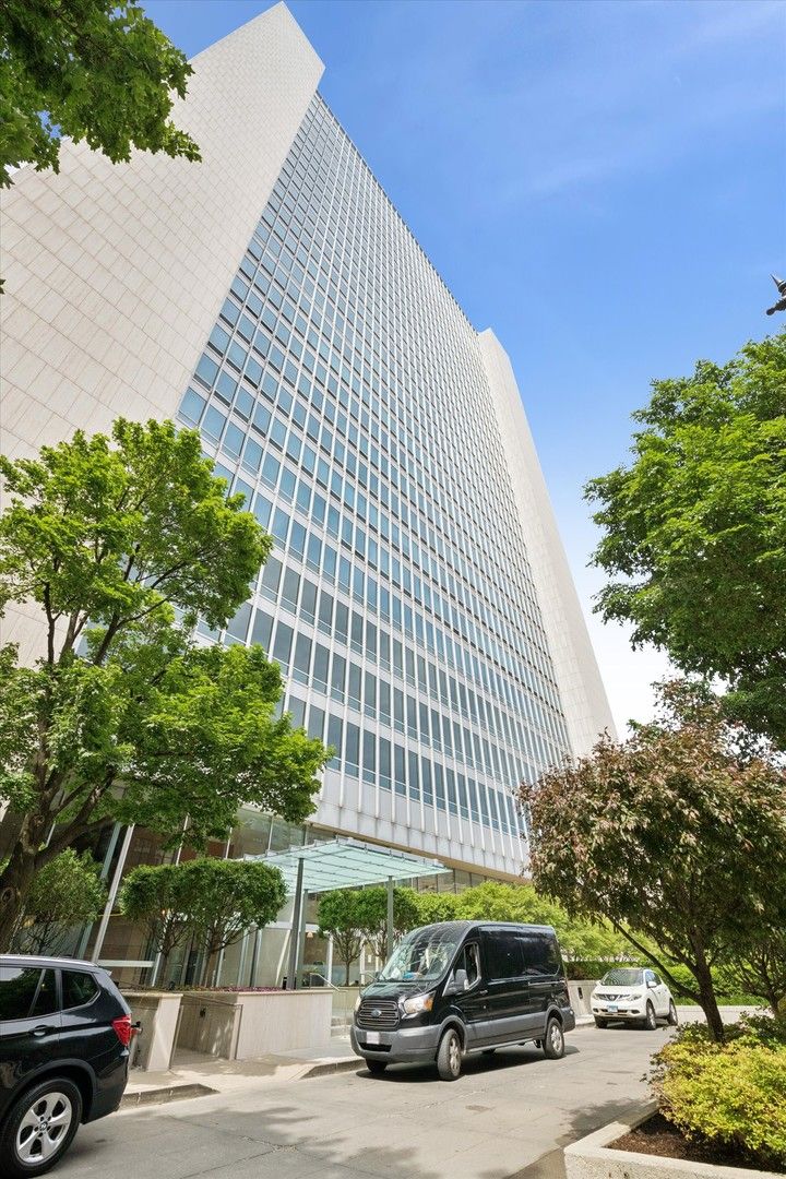 500 W Superior Street #1602 — Chicago, IL 60654
