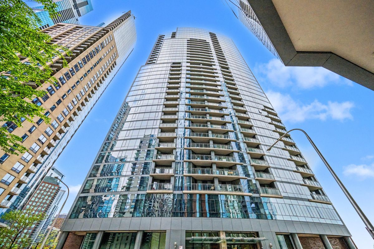 450 Waterside Drive, Chicago, IL 60601
