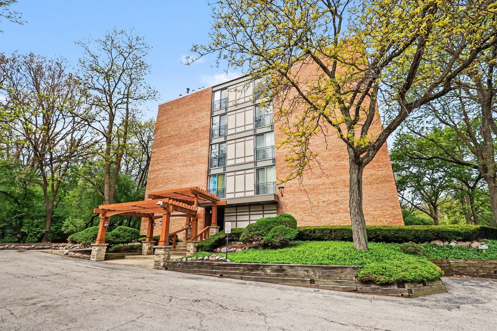 5810 Oakwood Drive #5C — Lisle, IL 60532