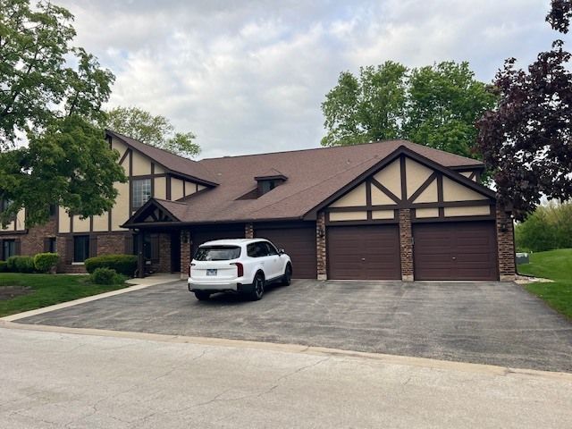 1715 Lakecliffe Drive, Wheaton, IL 60189