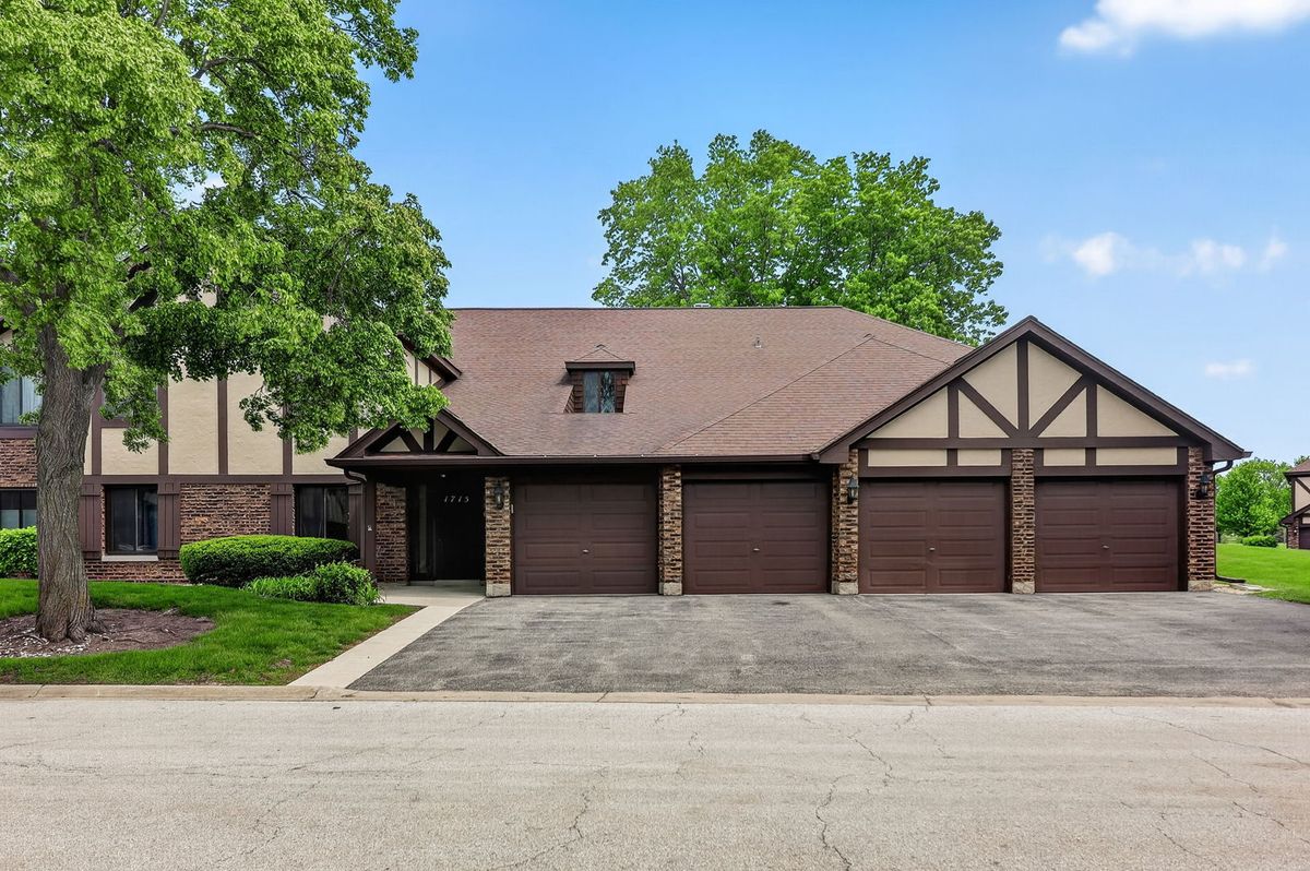 1715 Lakecliffe Drive, Wheaton, IL 60189