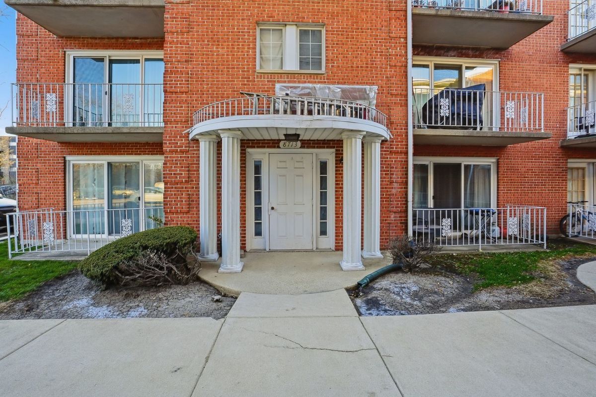 8713 Ballard Road, Des Plaines, IL 60016