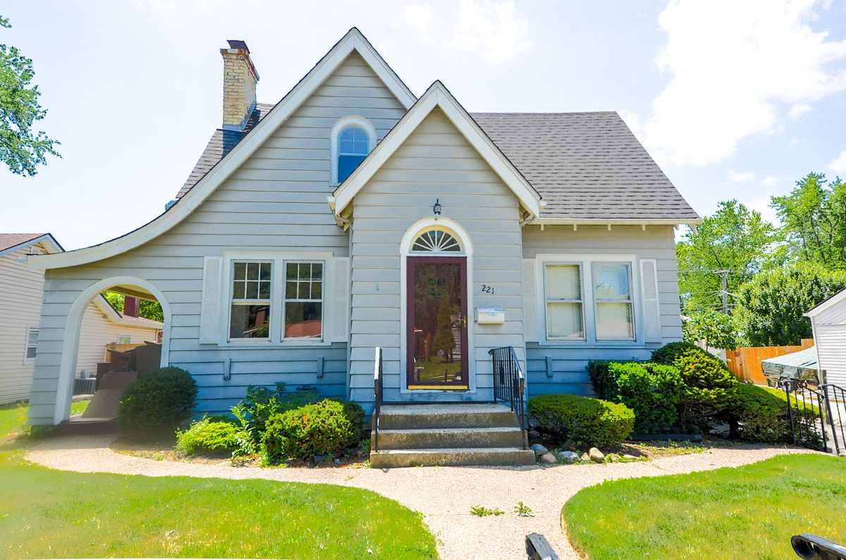 221 Courtland Street, Mundelein, IL 60060