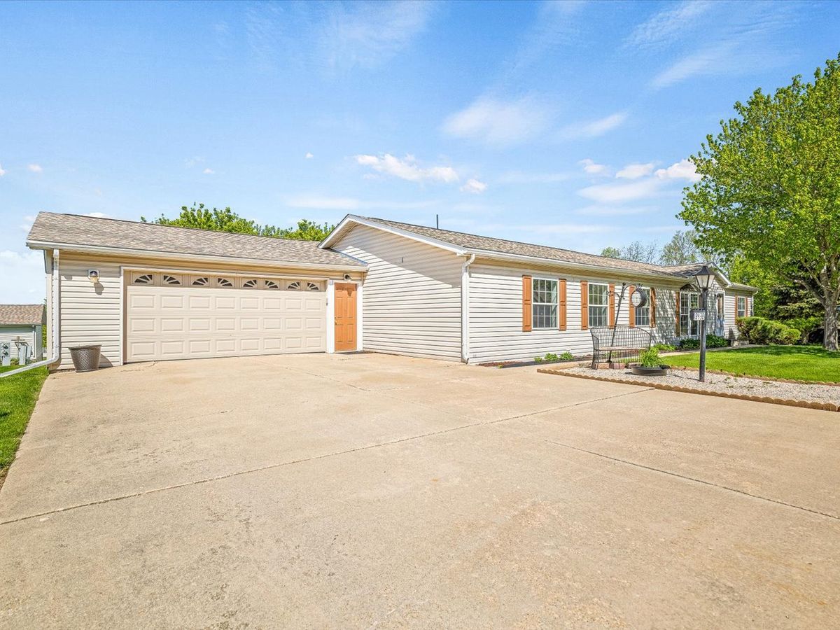 8438 HICKORY TREE Drive, Machesney Park, IL 61115