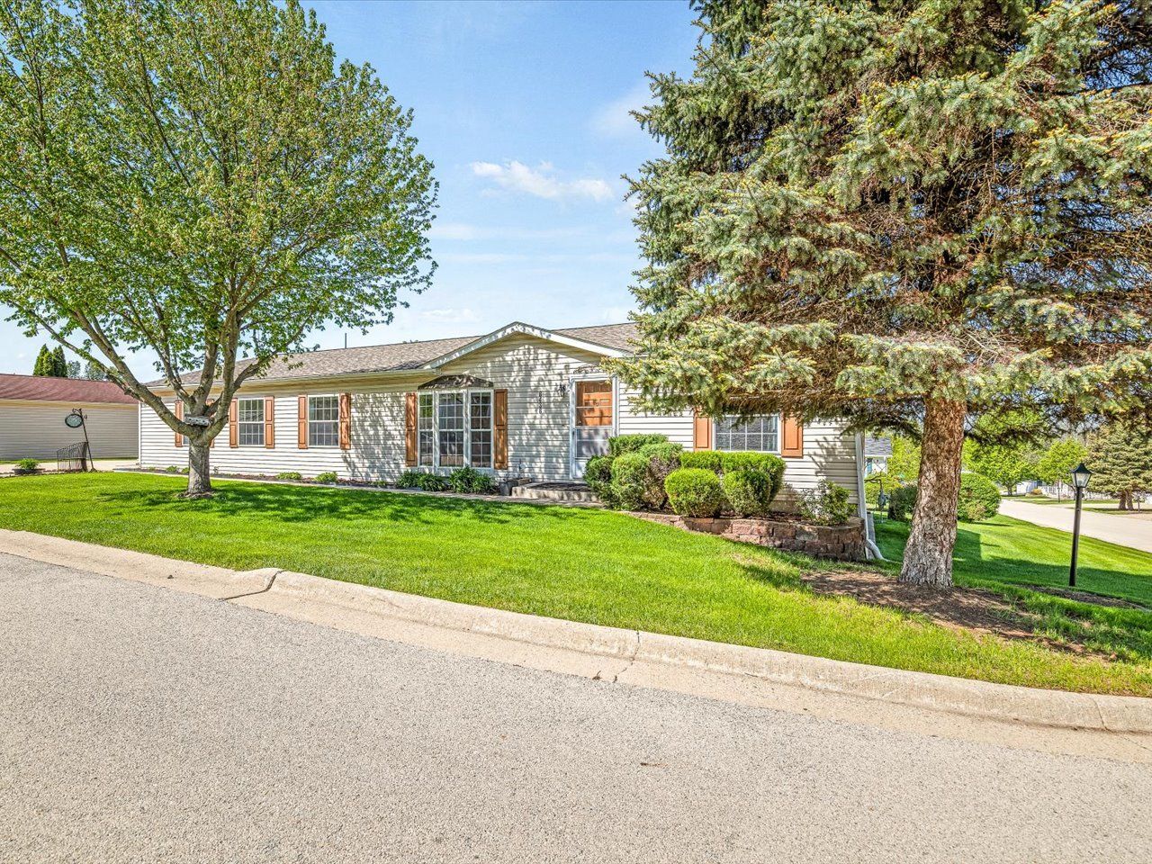 8438 HICKORY TREE Drive — Machesney Park, IL 61115