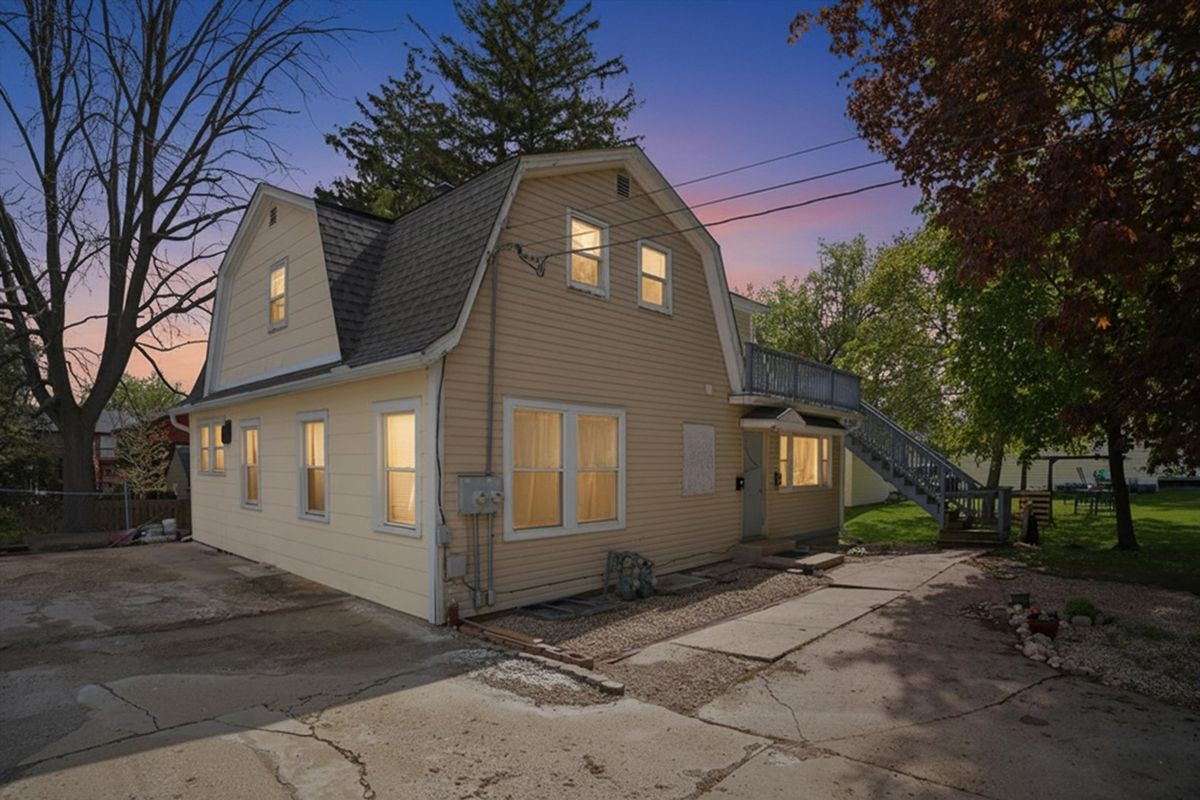 612 Oak Street, Woodstock, IL 60098