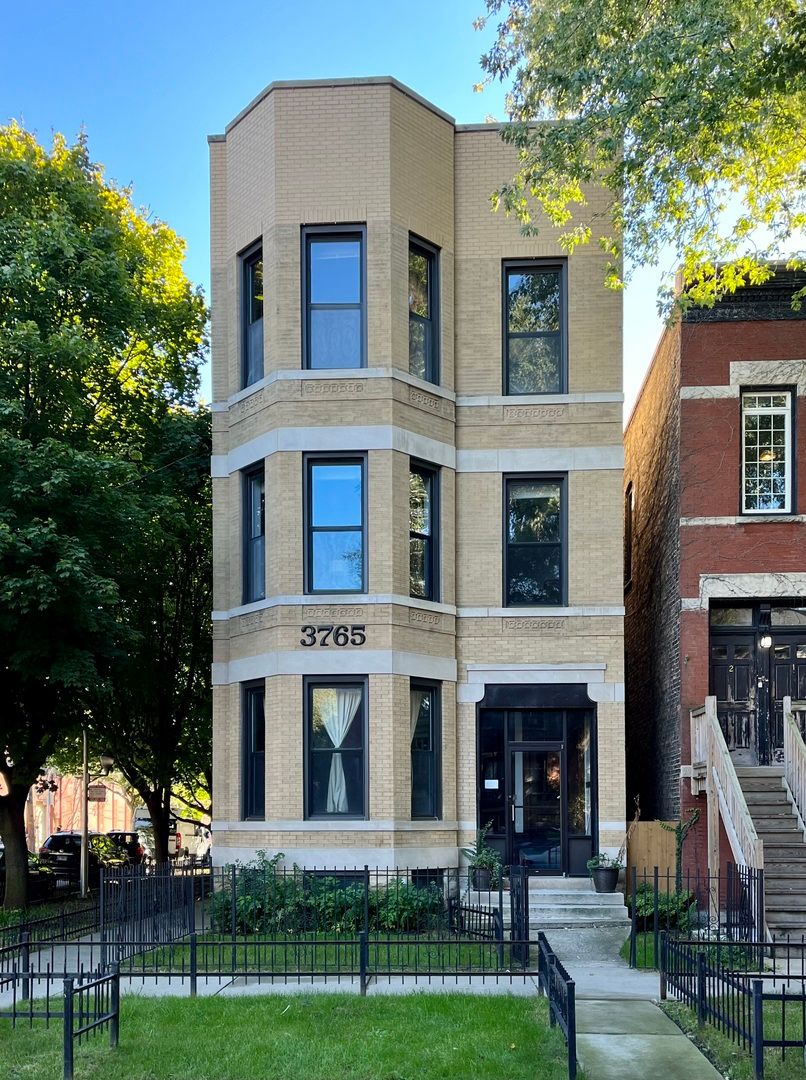 3765 N Kenmore Avenue #3W — Chicago, IL 60613