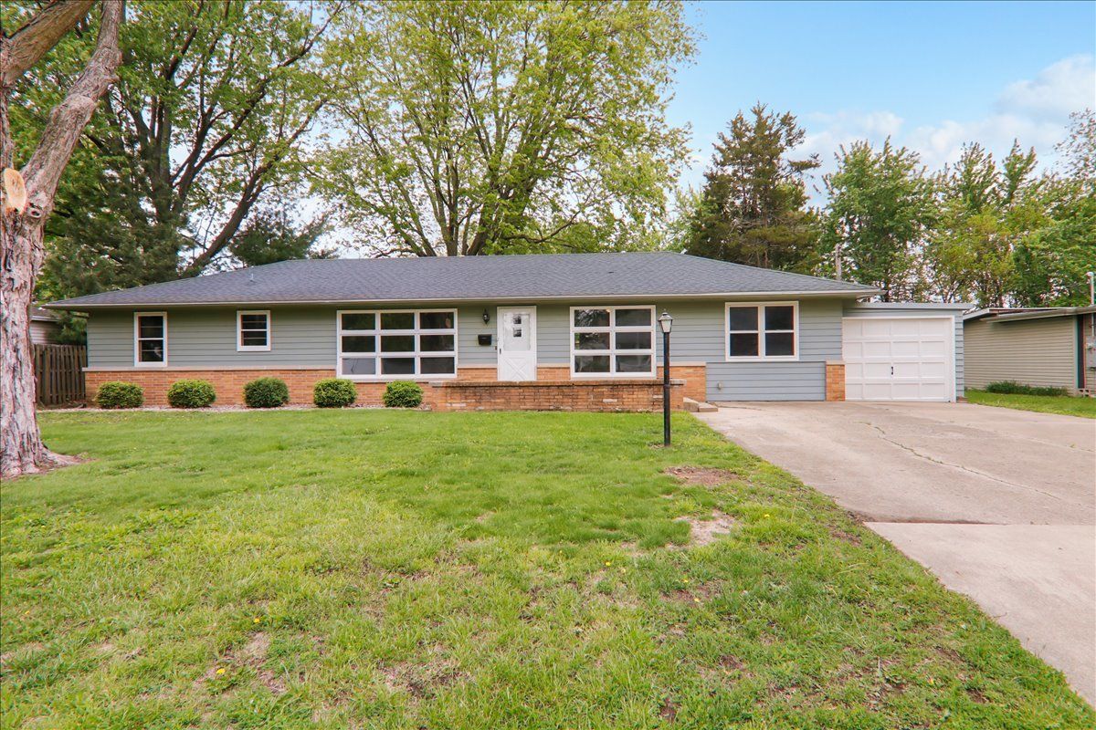 2114 Peirce Avenue — Bloomington, IL 61701