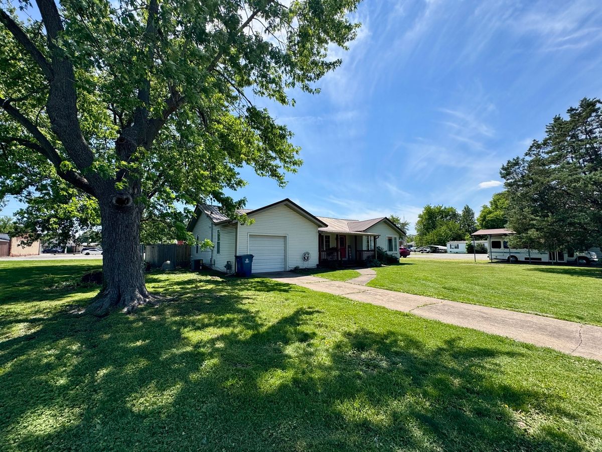 203 W Callie Street, Sesser, IL 62884