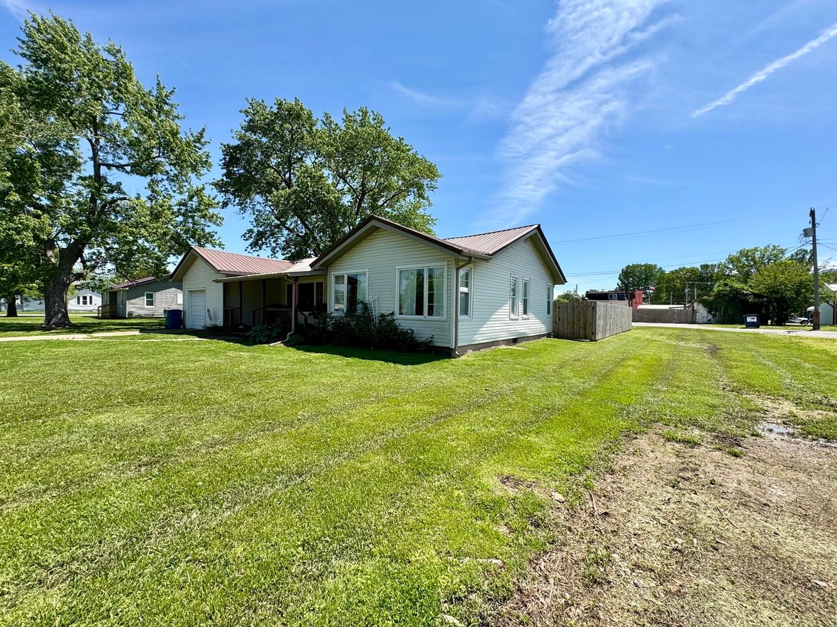 203 W Callie Street, Sesser, IL 62884