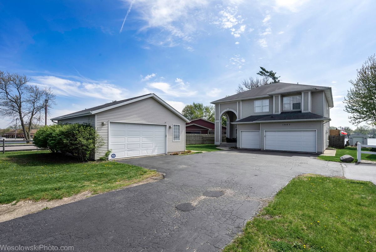1907 Grand Avenue, Lindenhurst, IL 60046