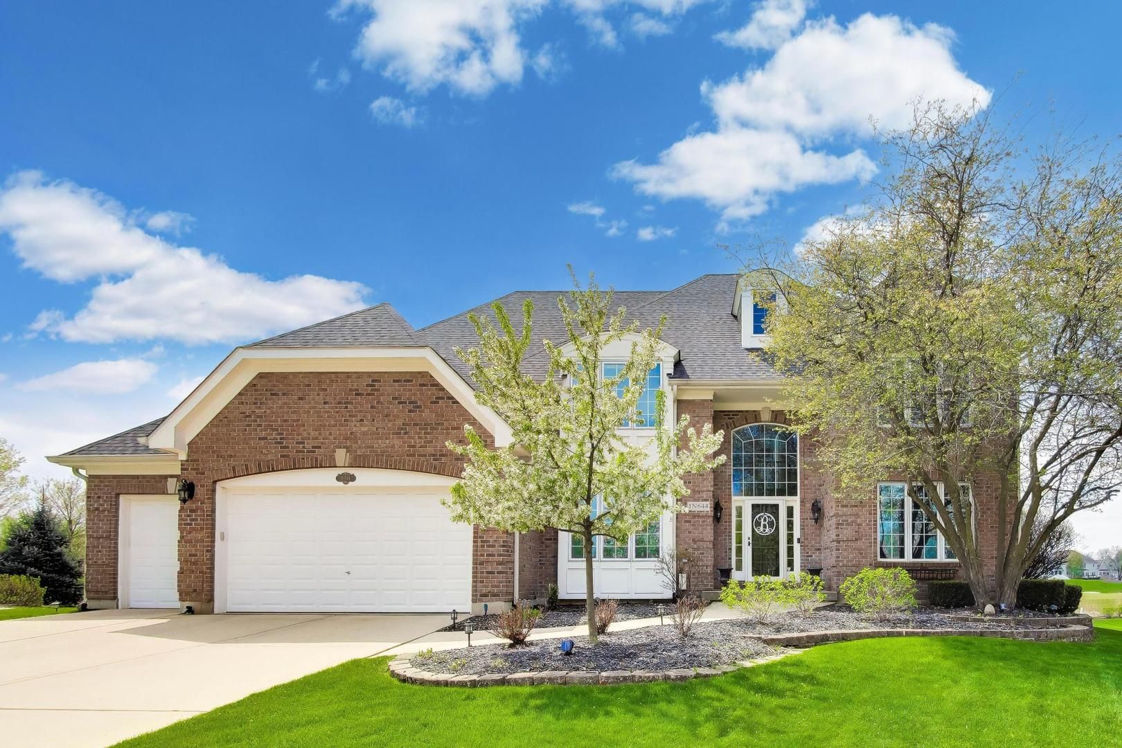 1N644 WOODHALL Court — Winfield, IL 60190