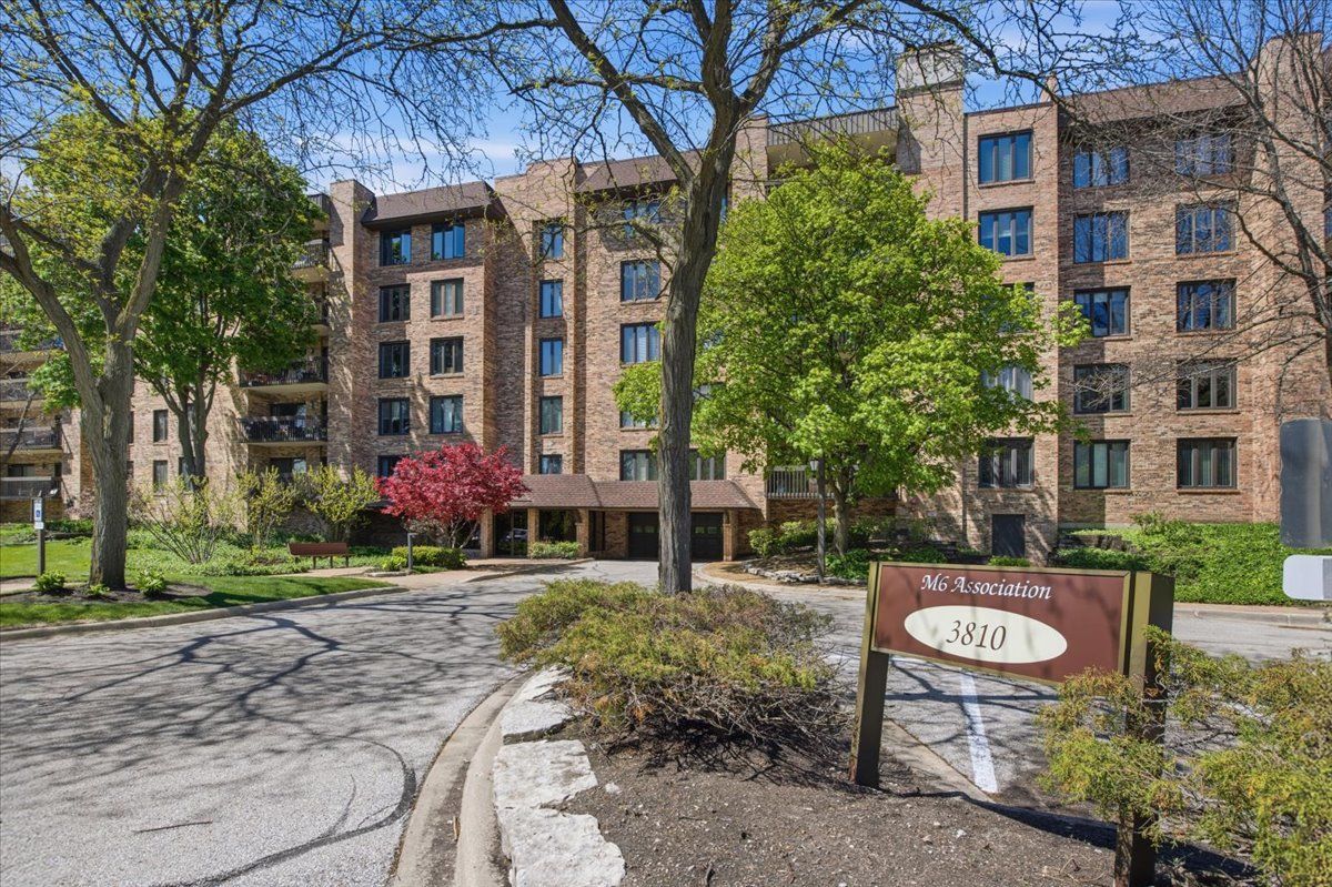 3810 Mission Hills Road, Northbrook, IL 60062
