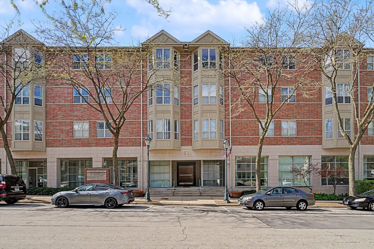 57 Hattendorf Avenue, Roselle, IL 60172