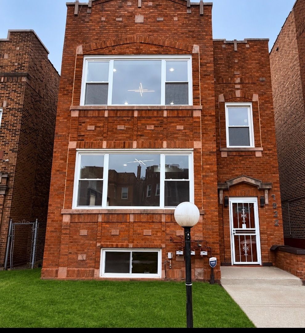 7932 S Champlain Avenue — Chicago, IL 60619