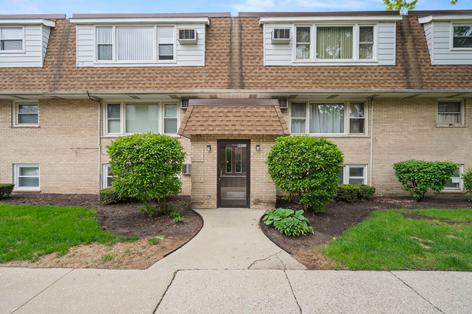 9911 W 58th Street #2 — Countryside, IL 60525