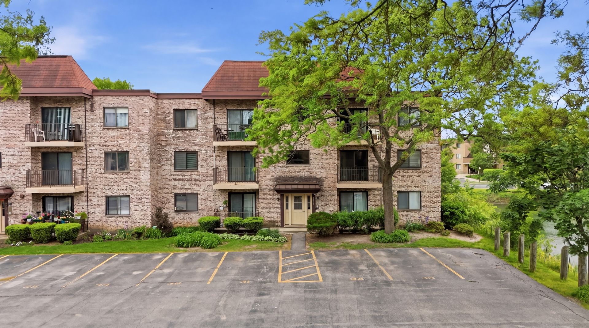 5513 Chateau Drive #4 — Rolling Meadows, IL 60008