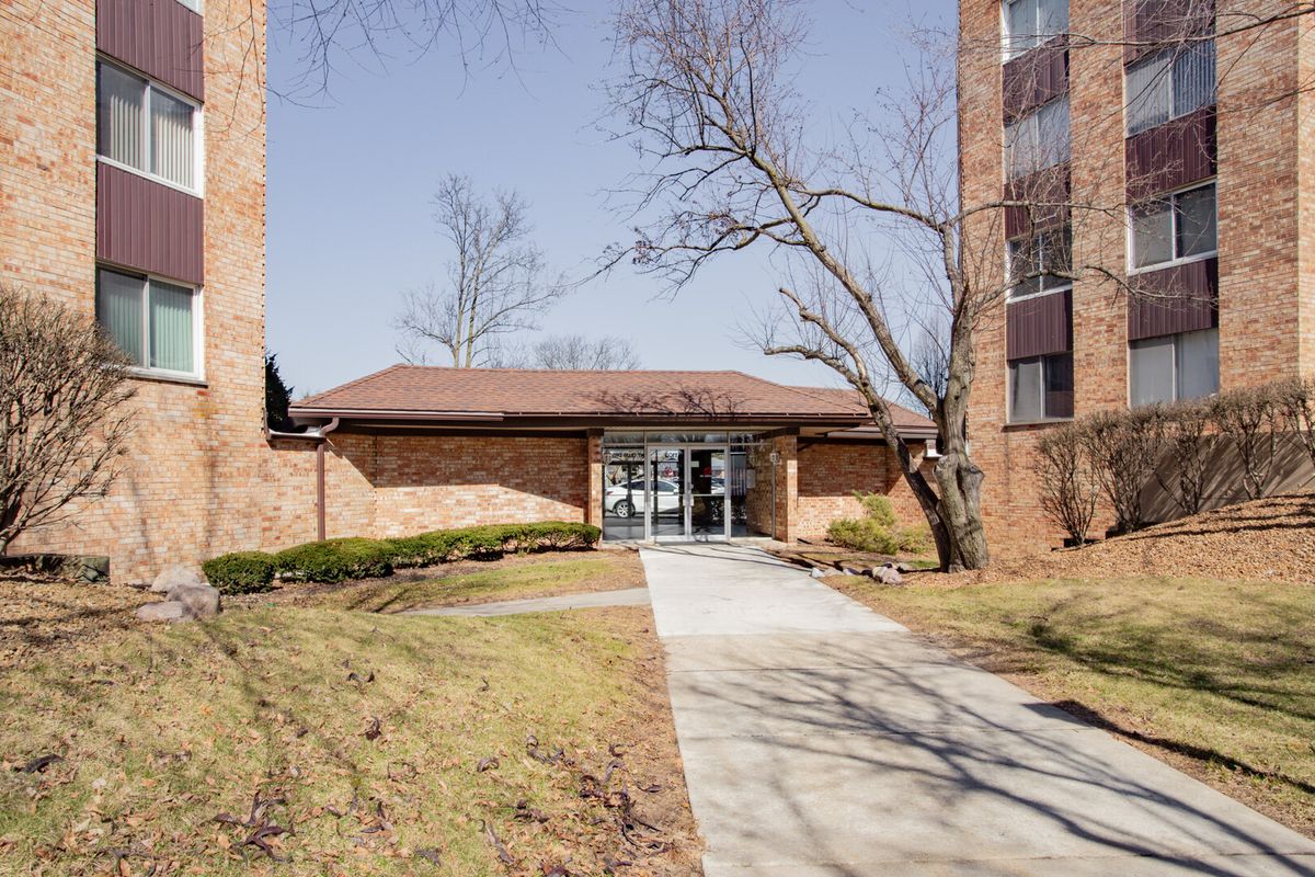 1101 Hunt Club Drive, Mount Prospect, IL 60056