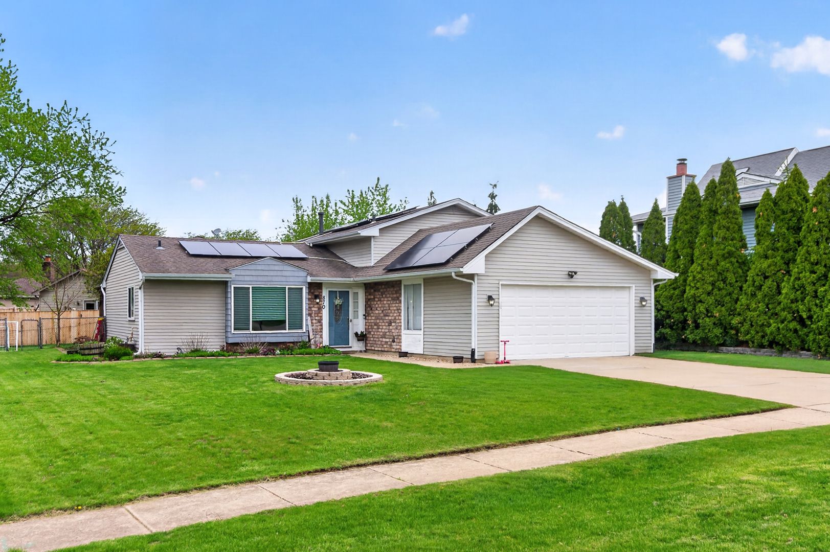870 W Pine Avenue — Roselle, IL 60172