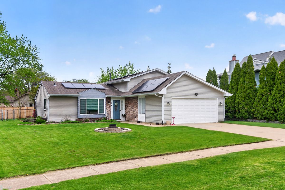 870 Pine Avenue, Roselle, IL 60172