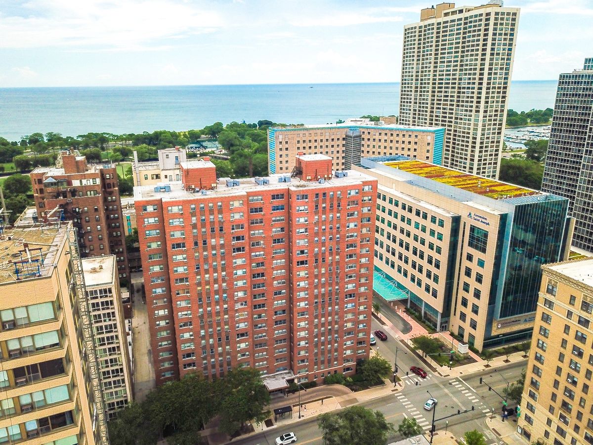 2909 SHERIDAN Road, Chicago, IL 60657