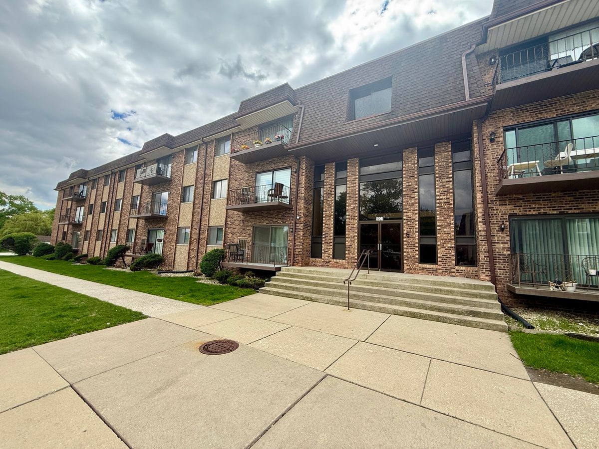 8901 Roberts Road, Hickory Hills, IL 60457