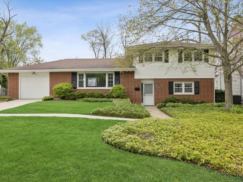 619 Rockland Avenue, Lake Bluff, IL 60044