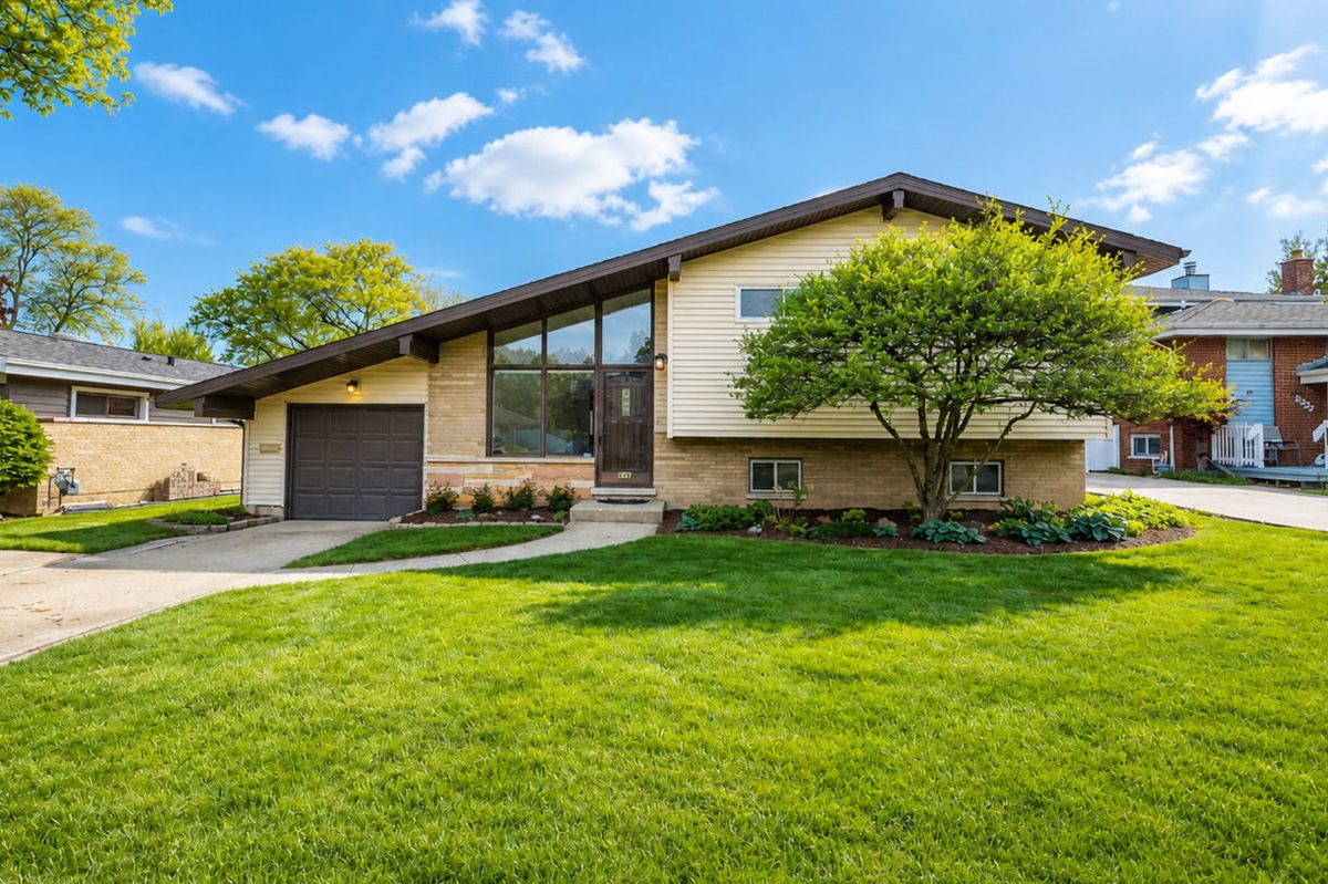 826 Villa Avenue, Villa Park, IL 60181